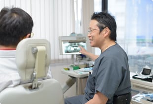 患者様に説明する院長