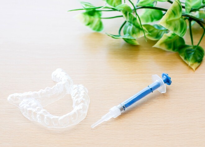 患者さまのご希望を伺い、歯の見た目を整える治療を行っています