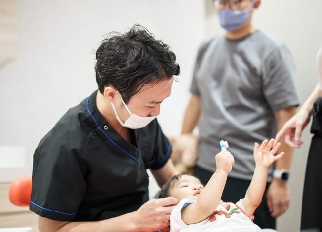 看護師や保育士資格を持つスタッフが常駐し、連携してお子さまの健康をサポートいたします