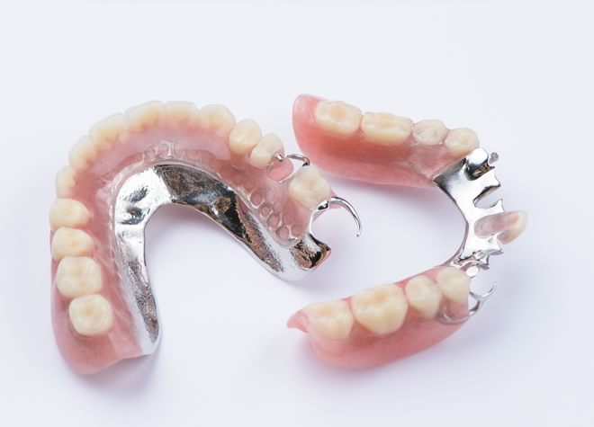 しっかりと噛める入れ歯をつくり、患者さまのお口の健康と食べる楽しみをサポートします
