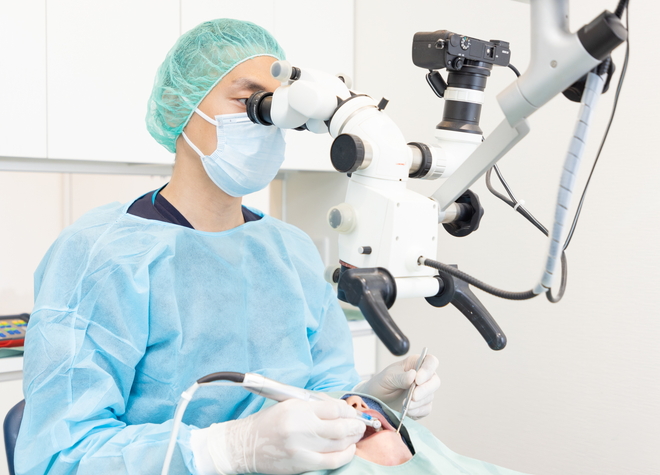 繊細な治療・処置をするために、歯科用顕微鏡を使って治療しています。
