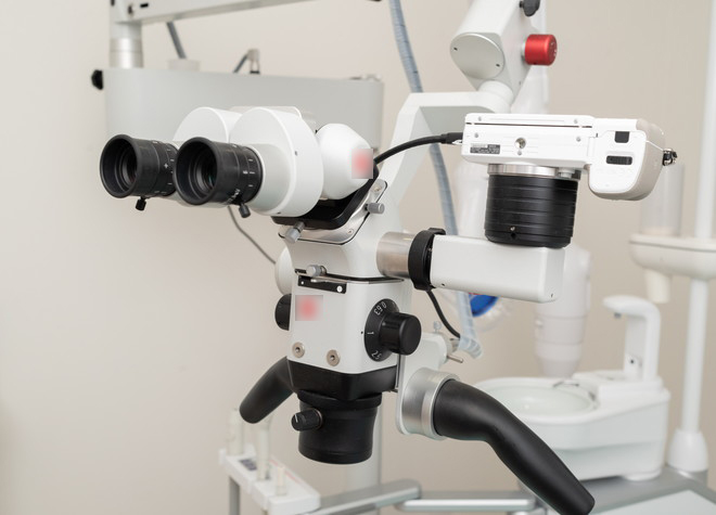 歯科用顕微鏡のマイクロスコープを導入し、肉眼では見えない部分まできめ細かく診査しています