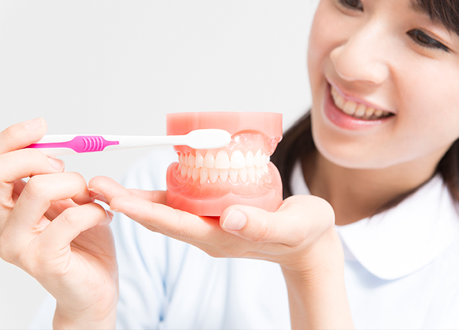 歯科衛生士が歯のクリーニングや予防のためのフッ素コーティング、ブラッシング指導などを行います