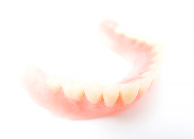 お口にはめた際に適合の良さを実感できる、調整の少ない保険での総義歯の作製をおこなっています。部分入れ歯もご相談下さい。
