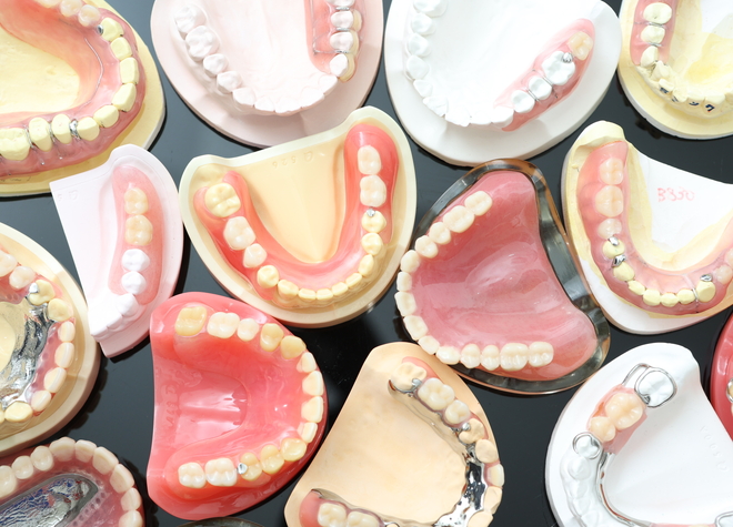 痛みの軽減や美しさの追求、歯の保存などニーズに応えられるよう多種の入れ歯をそろえました