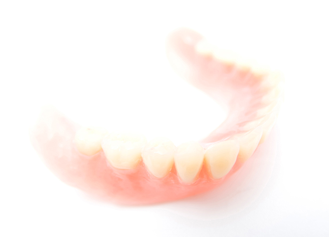 機能性や見た目にこだわった自由診療の入れ歯も提供しています