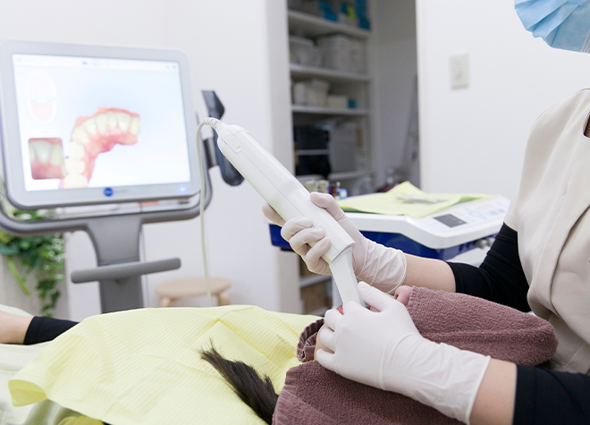 3Dスキャナーでスムーズな型取りを行い、虫歯や歯周病の治療を含め、お口の中全体を管理しながら処置しています。