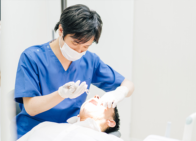 大学病院の歯科口腔外科で勤務している歯科医師が治療を行います