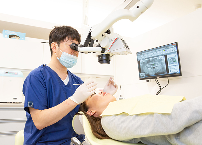 歯科用CTやマイクロスコープなどの設備を整え、痛みに配慮して、神経を残すための治療を行っています