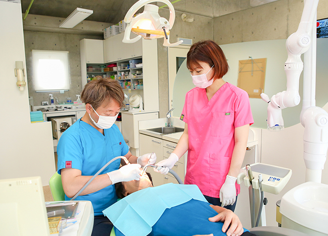 虫歯治療などで歯を削った際、保険診療でも白い被せ物・詰め物をいれられるよう取り組んでいます。