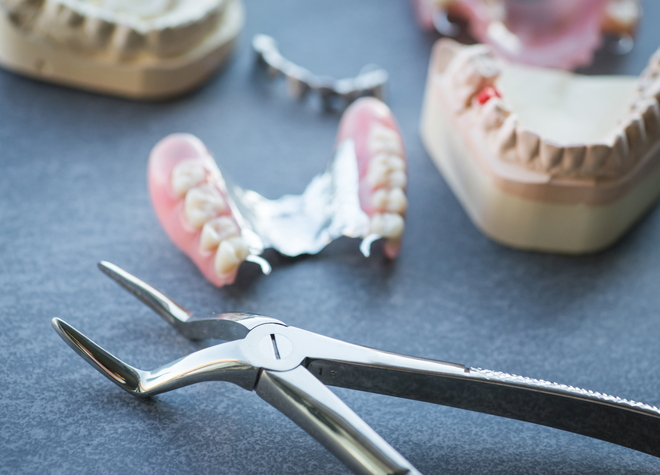 入れ歯は素材の種類や大きさ、形状に至るまで細かい選択肢を用意しています