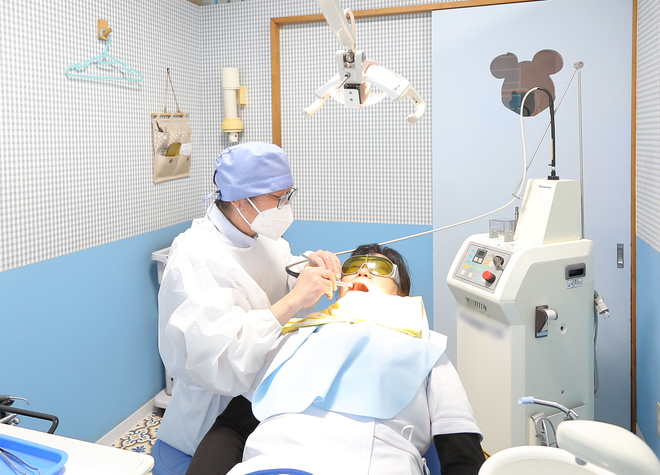 進行状況をよく確認し、できるだけ患者さまの歯を残せるように配慮しながら治療しています