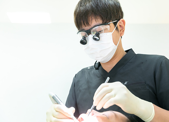 拡大鏡を使用して、精密な歯周病治療を行っています