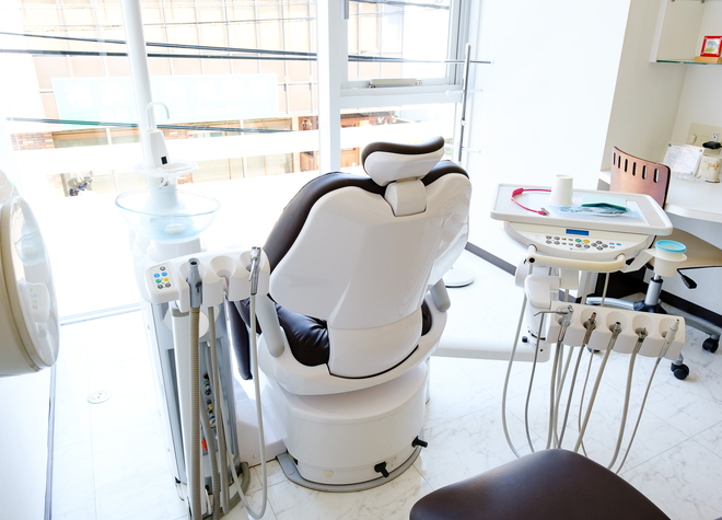 アメリカ・韓国で研鑽を積んだ歯科医師がオペを担当し、お口のQOL向上を目指します