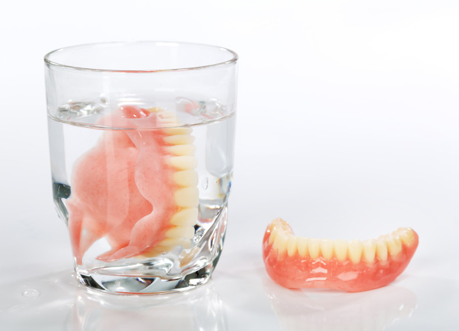 患者さまのお悩みをよく聞き、残っている歯や歯茎の状態を診ながら入れ歯を考えていきます