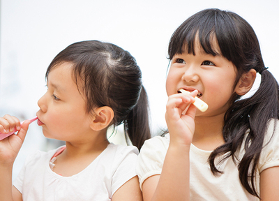 虫歯になりにくいお口を作るためには、子供の頃から予防に力を入れることが重要です