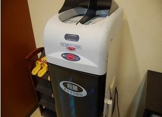 衛生管理上、スリッパの殺菌をしています。