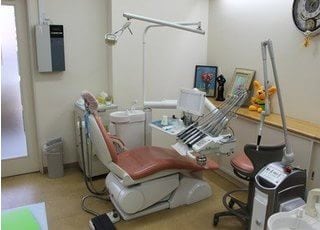 診療室はリラックスできるように絵や人形を飾っています。