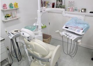 診療スペースです。白を基調とした、清潔感がある空間です。