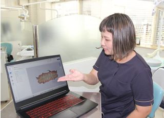 モニターを見ながら、わかりやすい治療を行います。