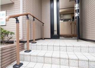 当院入り口は一段高くなっているのでお気をつけください。