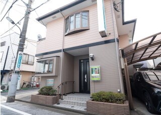 医院外観です。住宅地の中にあります。