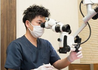 マイクロスコープを活用し、より精密な治療を行っています。