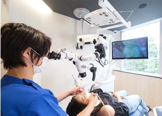 マイクロスコープを使い、精密な治療を行っています。