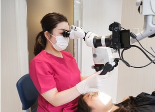 お口の中を隅々まで確認し、治療を行っています。