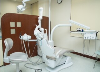 診療室のチェアです。リラックスしてお掛けください。