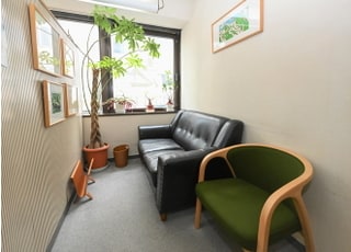 待合室は絵画や植物などがあり、リラックスできる空間となっています。