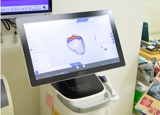 口腔内スキャナーです。スティック状のカメラで歯をなぞるだけで、3Dデータを作成でき患者さまの負担を軽減できます。