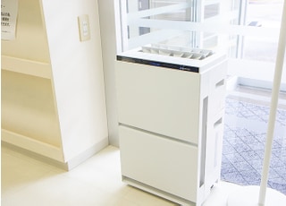 待合室と診療室に空気清浄機を設置しています。