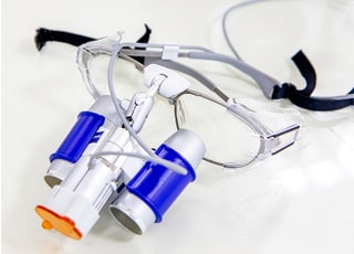 拡大鏡です。使用することでより細かな治療を行うことができます。