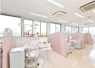 パーティションを設置し、プライバシーに配慮しています。