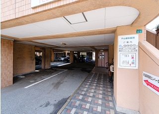 当院には駐車場もございます。