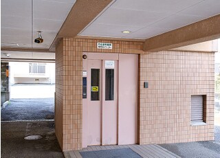 こちらのエレベーターで2階までお上がりください。