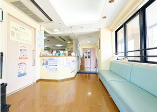 大きなソファでお待ちください。