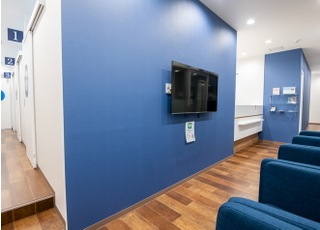 青を基調とした落ち着いた雰囲気の院内です