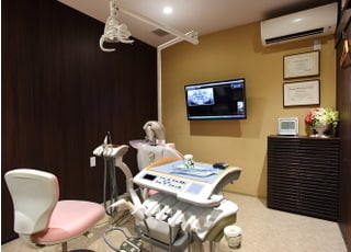 チェアにはモニターが設置されており、画面を見ながら説明させていただきます。