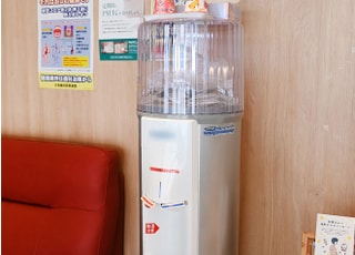 ウォーターサーバーを設置しておりますのでご自由にお飲みください。