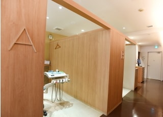 治療台は周囲から見えにくい設計です。