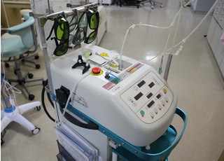 ストリークレーザーです。こちらの機器を使用することにより、患者さまの歯の削る量をできる限り少なくすることや痛みを抑えることが可能です。