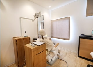 こだわりのインテリアで、とても落ち着きのある診察台となっております。