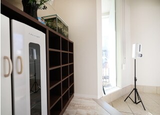 スリッパに履き替えてお入りください。靴を入れる下駄箱もご用意しております。