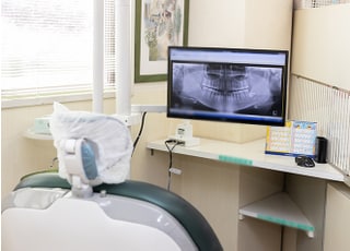 お口の状態をモニターに表示させ、患者さまにもわかりやすくご説明しています