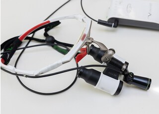 治療は拡大鏡を使用し、肉眼よりも高倍率の視野で処置しています