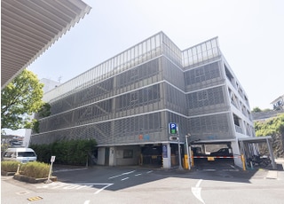 併設している病院と共用の立体駐車場です