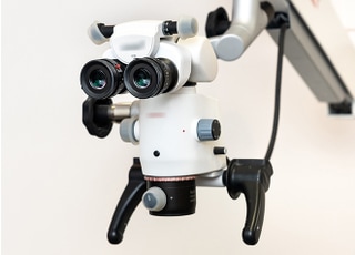 マイクロスコープです。肉眼では捉えきれない部位も拡大視しながら処置できるので、精密な診断や治療が可能です。