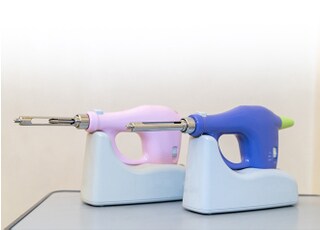 注入スピードをコントロールできる電動麻酔機で痛みを抑えていきます